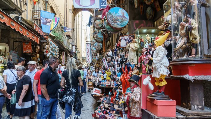 natale 2025 sette italiani su 10 in viaggio napoli regina delle destinazioni