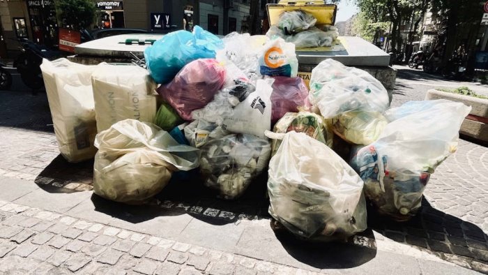 vomero via scarlatti capodanno contenitori seminterrati da eliminare