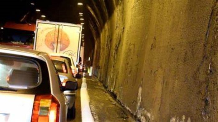 tamponamento a catena nei pressi della galleria monte pergola caos sul raccordo