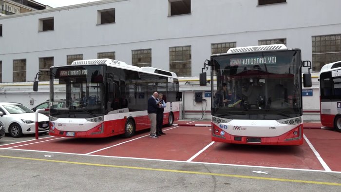 napoli eav presenta i primi bus elettrici in citta innovazione e sostenibilita
