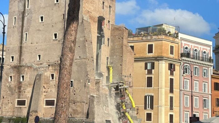 crollo torre dei conti ore di angoscia ai fori imperiali paura per operaio