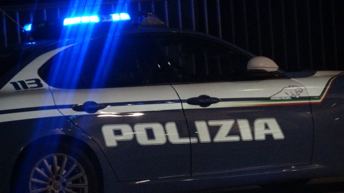 coroglio con la pistola davanti ad un locale la polizia arresta un 23enne