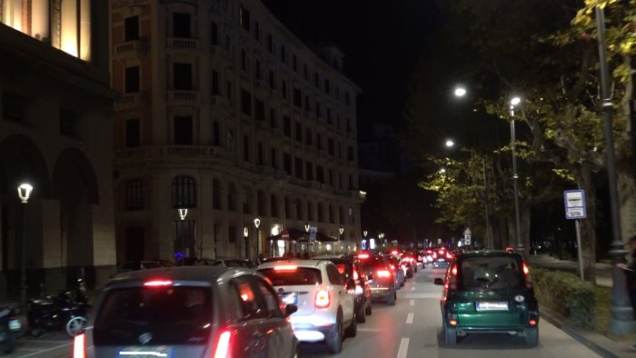 salerno week end da pienone per luci d artista traffico in tilt in centro