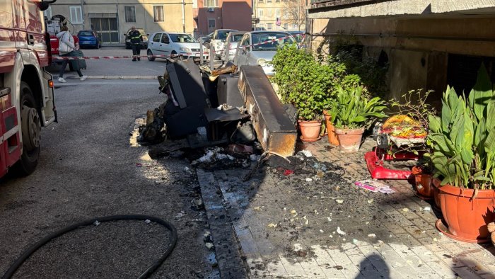 lui e ai domiciliari per droga fiamme nella casa sottostante di una familiare