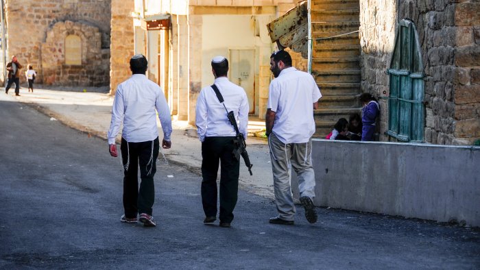 tre attivisti italiani feriti dai coloni in cisgiordania la tregua scricchiola