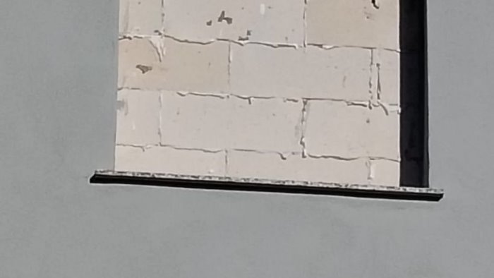 piove in casa popolare senza infissi anziano in difficolta