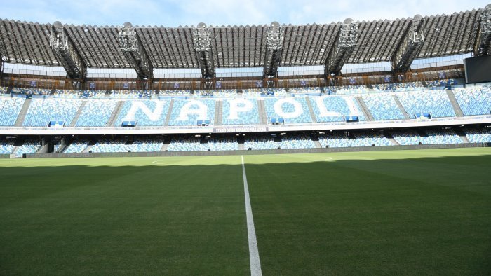 borrelli rodei notturni all esterno dello stadio maradona