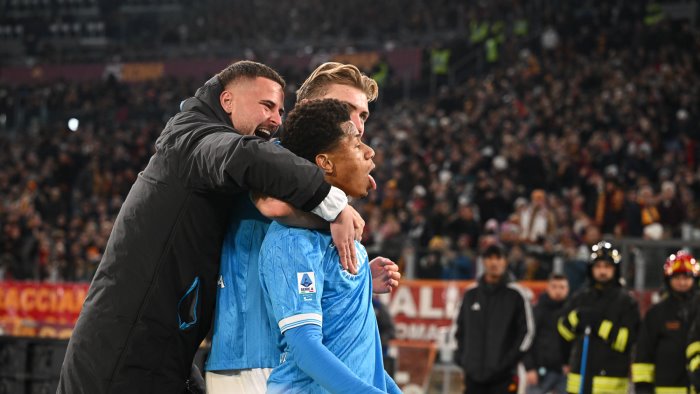 missione compiuta il napoli batte la roma e torna al primo posto