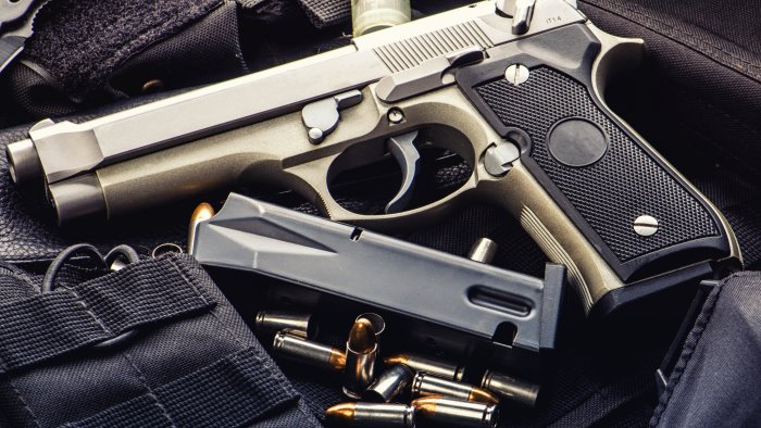 persona armata gli trovano pistole e coltelli nell auto e in casa