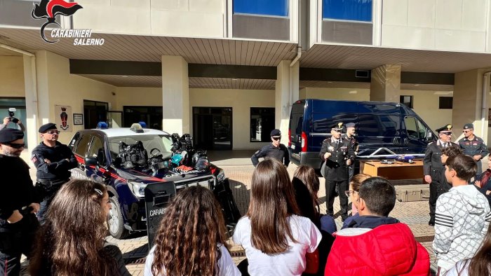 giornata forze armate i carabinieri di salerno aprono le porte agli studenti