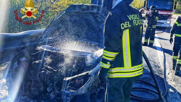monteforte irpino auto in fiamme in a16 fumo e paura in autostrada