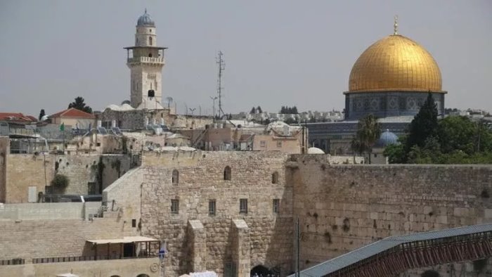 coloni israeliani fanno irruzione nel complesso della moschea di al aqsa