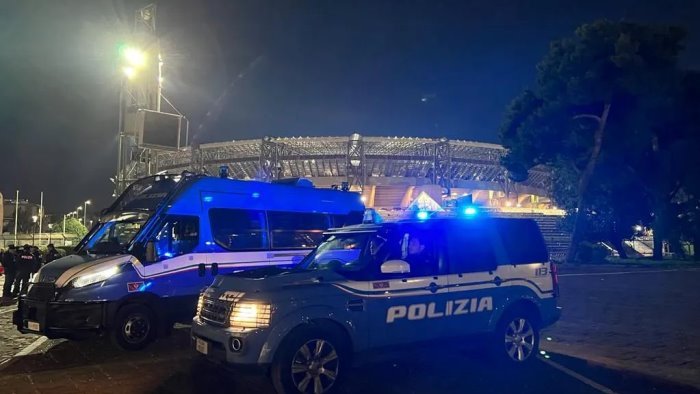 calcio e violenza pugno duro del questore di napoli 16 daspo