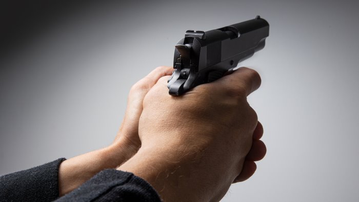 gli sparano a un piede a volla indagini in corso