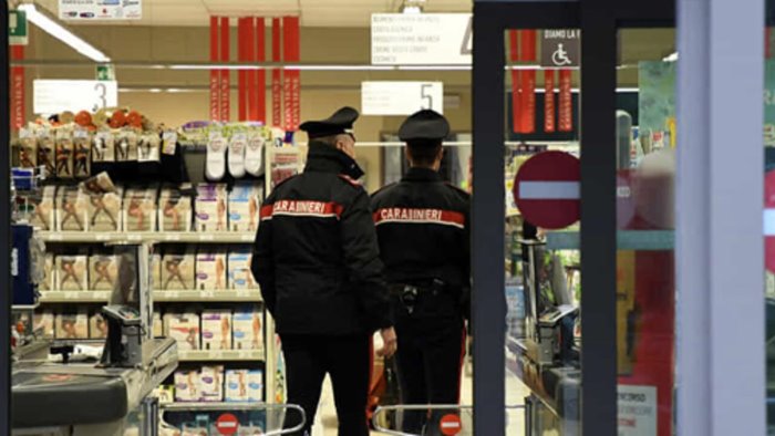 da napoli all irpinia per rubare nei supermercati arrestati 4 rumeni