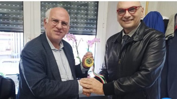 cure del cancro premiato ascierto alviti consegna il premio al pascale