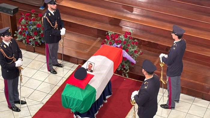 funerali di aniello scarpati l ultimo saluto al poliziotto morto in servizio
