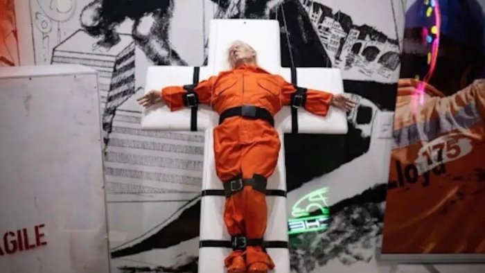 trump crocifisso in svizzera l opera shock che divide basilea