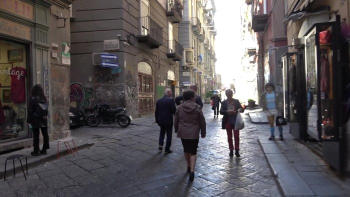 movida interviene il comune a via cisterna dell olio si chiude all 1 30