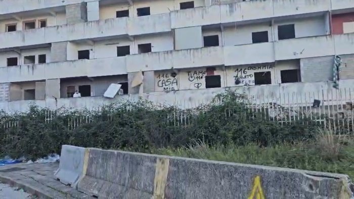 scampia e iniziata la demolizione della vela rossa ora sguardo al futuro