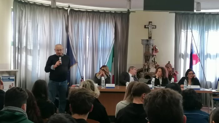 dipendenze e giovani una minaccia reale un informazione necessaria