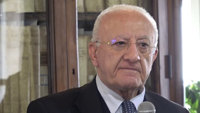 de luca non c era acqua d estate e noi davamo 5000 litri alla puglia