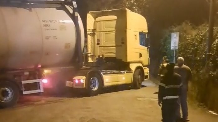 contrada tir si incastra in una stradina disagi e super manovre nella notte