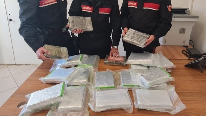 con 23 chili di cocaina accelera nel traffico con i carabinieri alle spalle