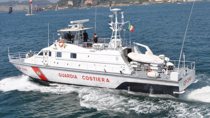 peschereccio affonda al largo di marina di pisciotta salvi tre marinai
