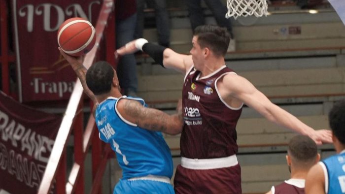 il napoli basket cade in casa sconfitto dal trapani