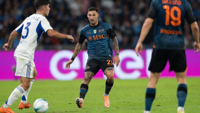 napoli difesa di nuovo solida ma il nuovo tridente punge poco