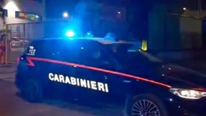 in caserma per una notifica armato di coltello denunciato dai carabinieri