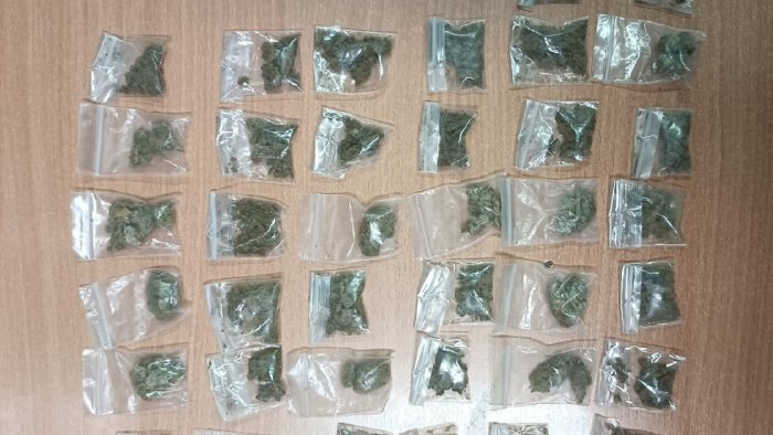 controlli della polizia ad acerra droga e sette violazioni al codice stradale