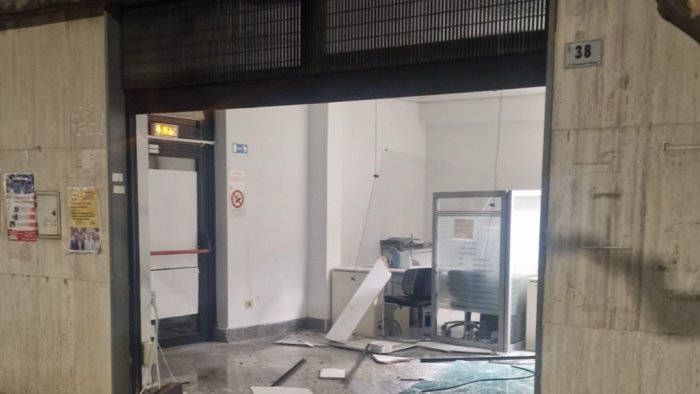 torna in azione la banda del bancomat ladri in fuga con la cassa