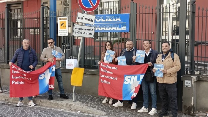 napoli il silp cgil manifesta davanti al compartimento della polizia stradale