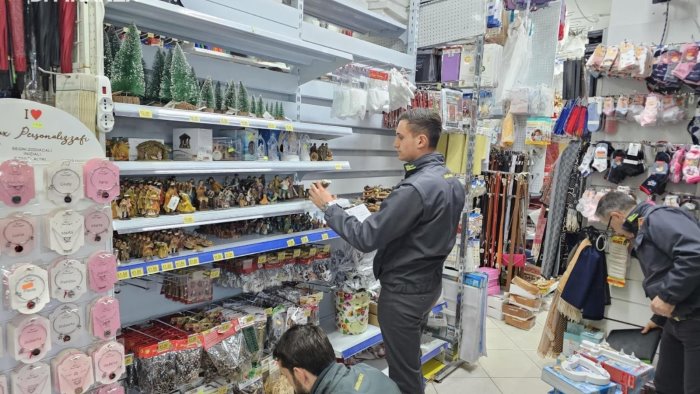 guardia di finanza maxi sequestro di prodotti non a norma nella valle dell irno