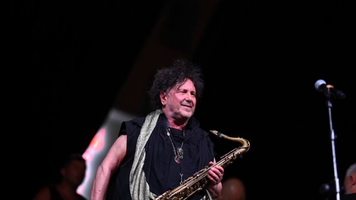 enzo avitabile celebra napoli con un concerto a dakar