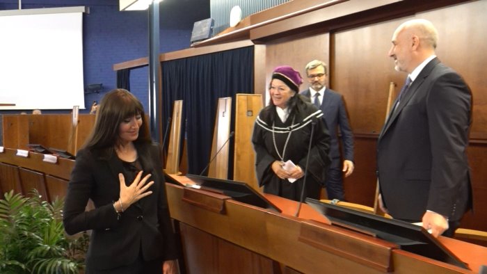 salerno la ministra bernini garantisce nessun taglio al mondo accademico