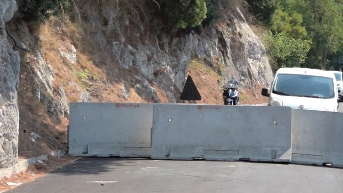 troppi massi pericolanti sul costone amalfitana chiusa fino a sera