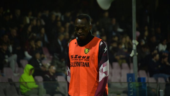 salernitana l ultimo guizzo del crotone all arechi porta la firma di simy
