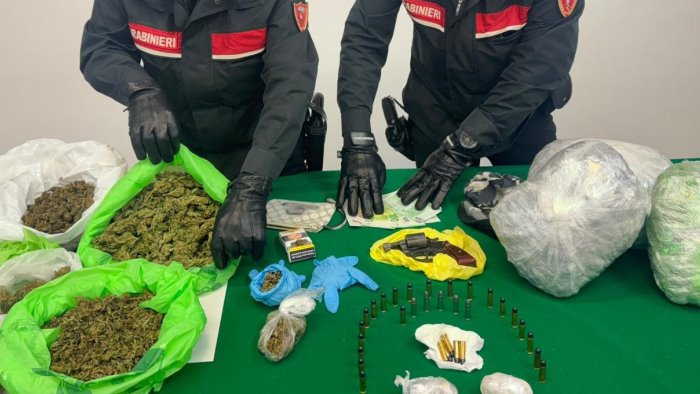 lettere sequestrate droga e una revolver carabinieri arrestato 50enne