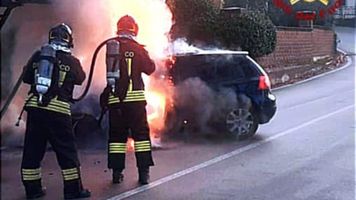 auto in fiamme a grottolella intervento dei vigili del fuoco