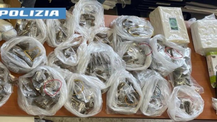 napoli montecalvario rinvenuti diversi quantitativi di droga