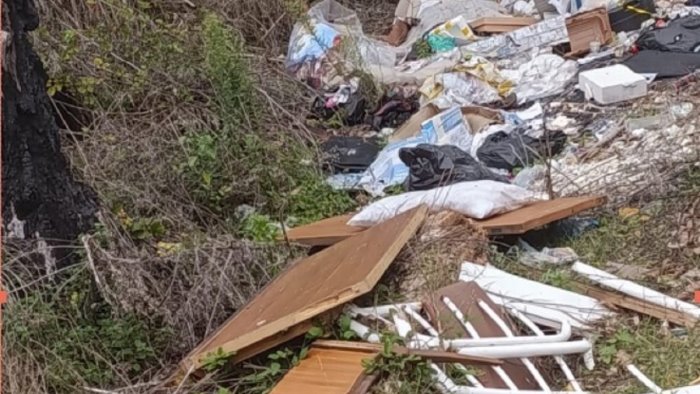 pontecagnano faiano scoperta discarica a cielo aperto in via lago di caldonazzo