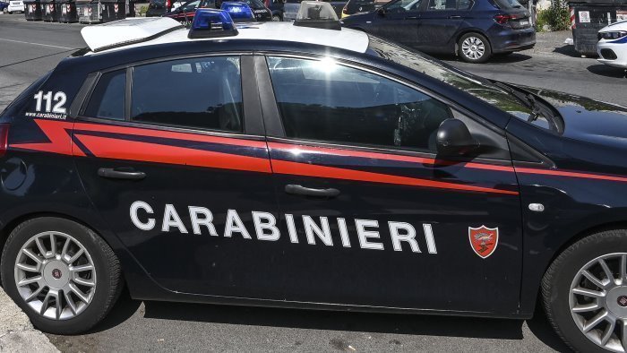abusi sulla figlia 11enne della compagna arrestato