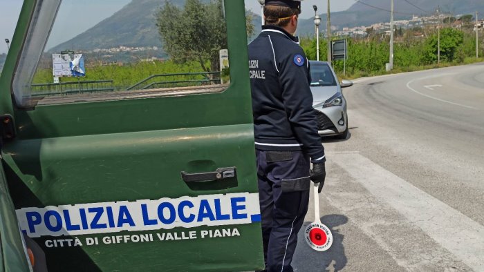 rifiuti in strada a giffoni sanzionato il responsabile