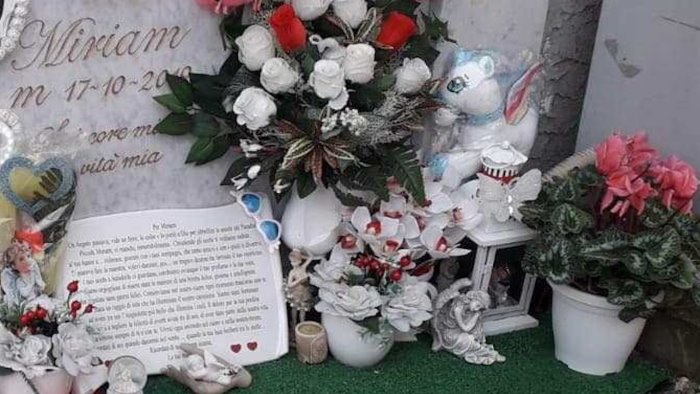 rubano bambole sulla tomba di una bimba una vergogna