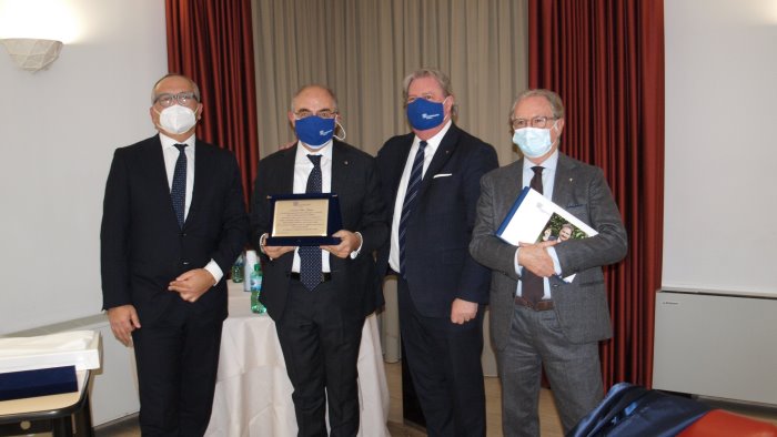 piu servizi e svolta nei rifiuti la sfida di de vizia