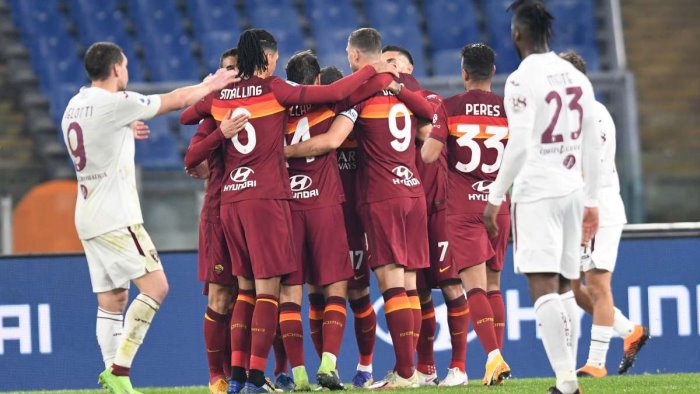la roma vince 3 1 notte fonda per il torino