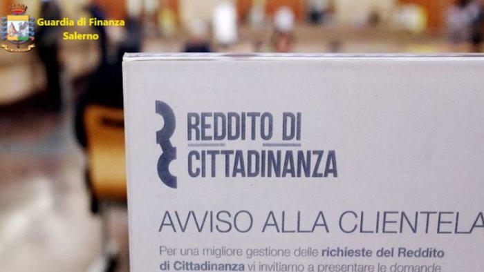 ville e auto di lusso ma ricevevano il reddito di cittadinanza